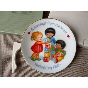 Avon Mothers Day 1990 Plate A Message from the Heart Porcelain w Box Stand 5 in